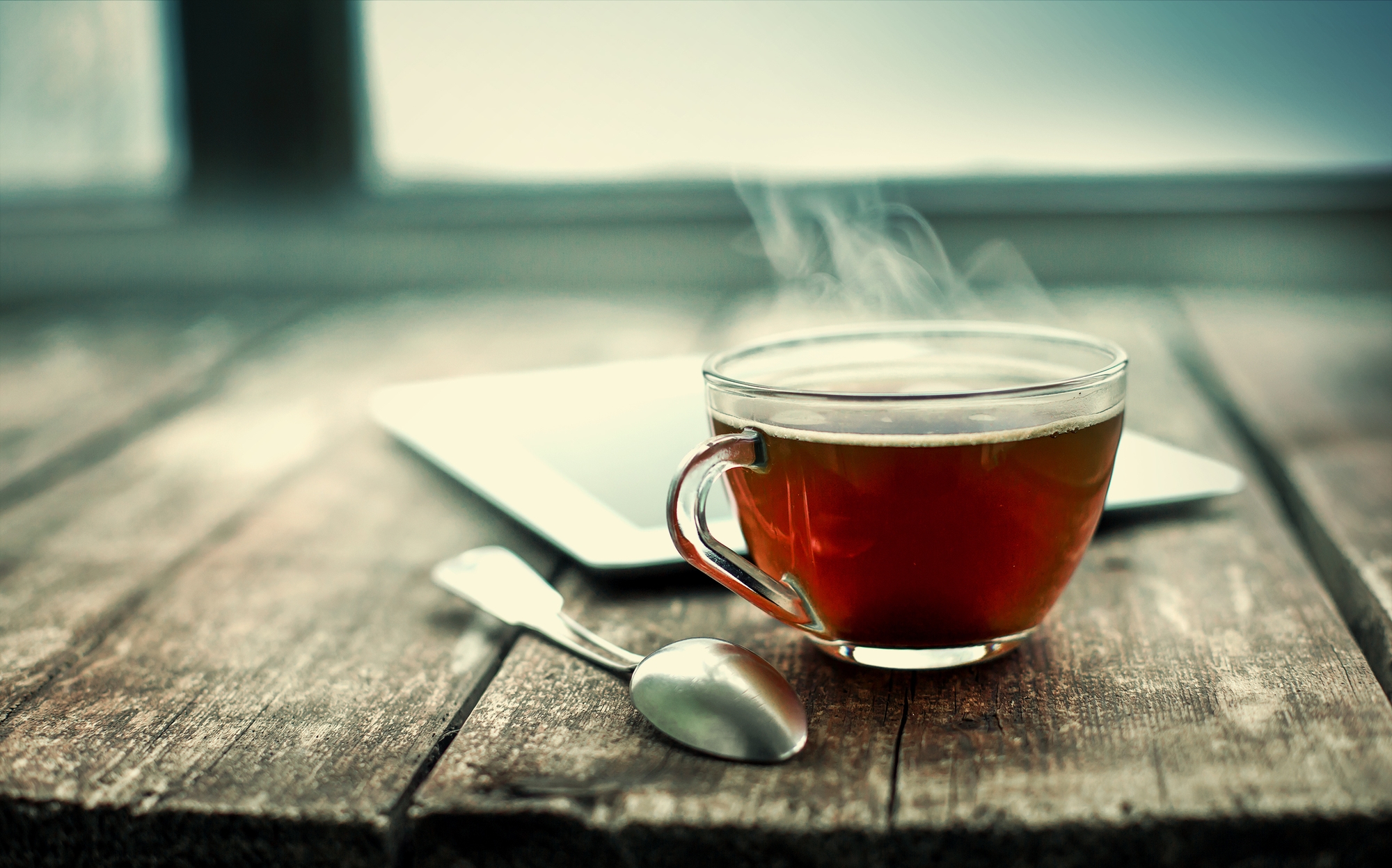 herbata na drewnianym stole