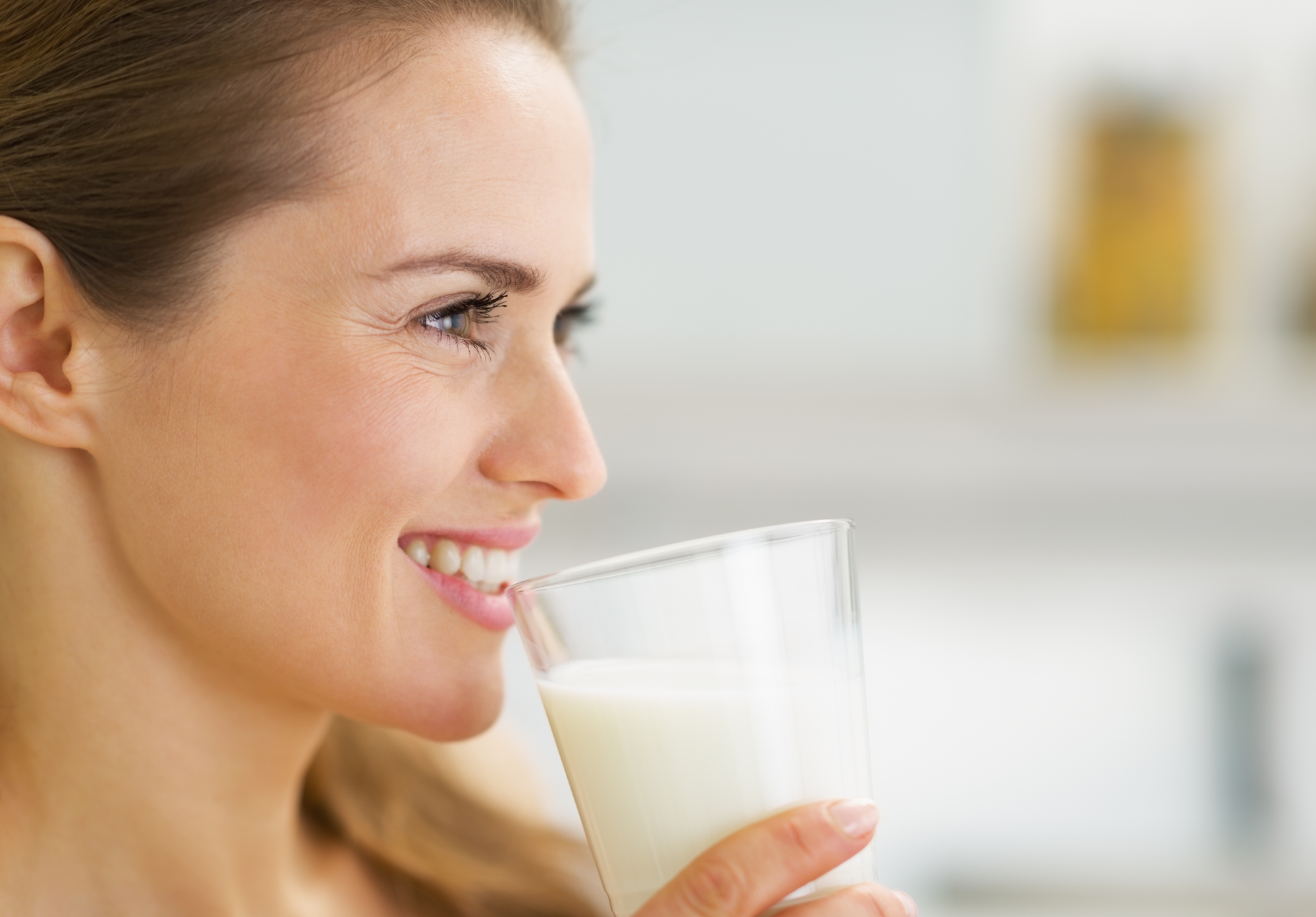 kobieta trzymająca szklankę mleka. dieta i zęby